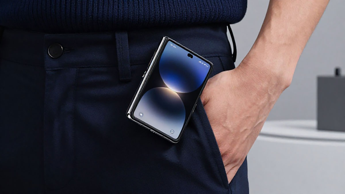 Review-Smartphone-Layar-Lipat-Kecil-Desain-Mewah-Pas-Masuk-Kantong-Celana-Pria